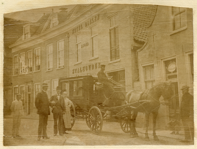 221084 Afbeelding van een koets van hotel en stalhouderij Doelen van D. Boer aan de Kapellestraat te Oudewater.